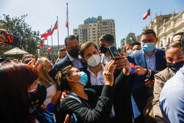 Conversó con la gente: Pdte. Boric rompió protocolo y salió caminando del estacionamiento de La Moneda