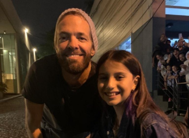Sueño cumplido: Niña pudo conocer a baterista de Foo Fighters tras ponerse a tocar frente a su hotel