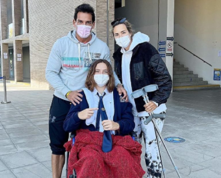 Laura de la Fuente regresó al colegio y asistió a importante ceremonia: Se sacó fotos con Máximo Bolocco