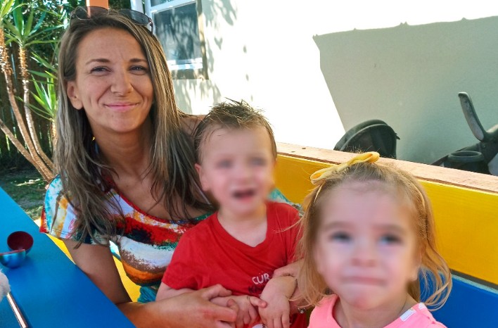 Se cree que murieron al mismo tiempo: Madre fue hallada sin vida junto a sus dos hijos gemelos dentro de un auto