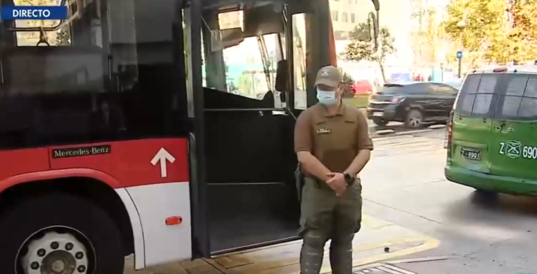 Está en estado grave: Taxista apuñaló a chofer del Transantiago en plena Alameda y se dio a la fuga