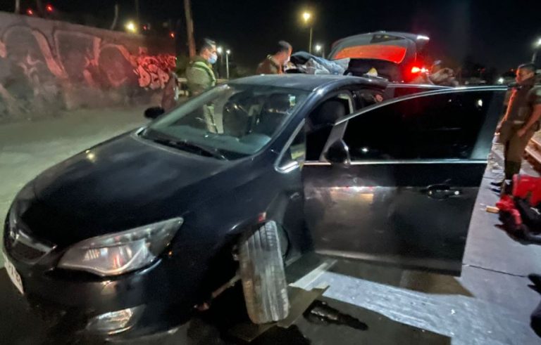 Intentó evadir control policial y lo descubrieron con cocaína, pasta base, dos armas y con auto robado