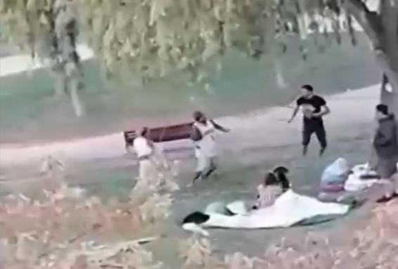 Se enfrentaron usando estoques: Preocupación en vecinos de Ñuñoa por peleas en plaza