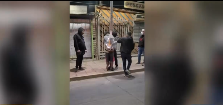 Nueva detención ciudadana: Locatarios de Lampa amarraron a dos delincuentes a un poste tras sorprenderlos robando