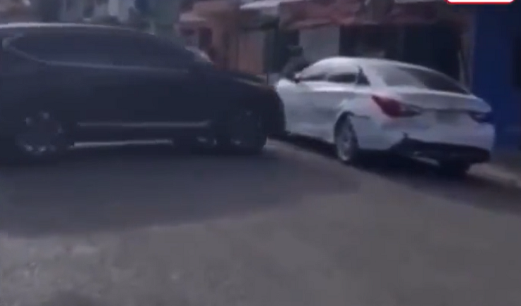 Lo arrolló con todo: Mujer embiste el vehículo de su marido tras enterarse que le estaba siendo infiel