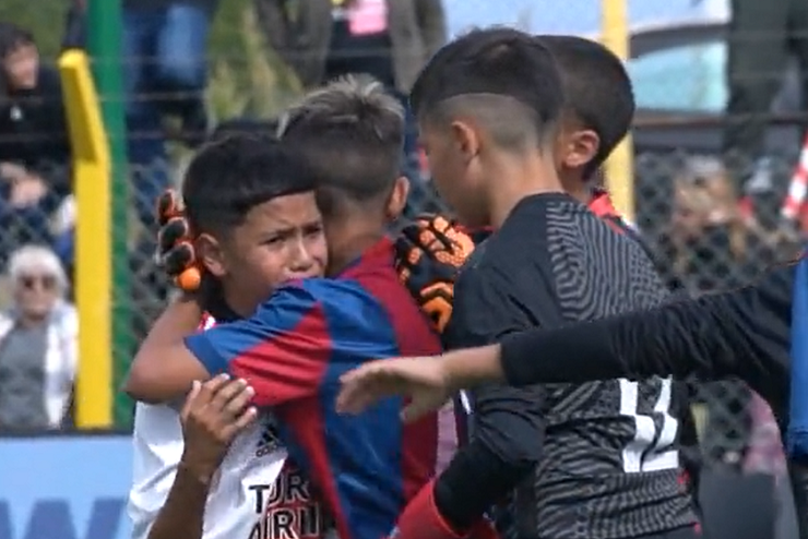 Héroes: Niño llora desconsoladamente tras perder partido de fútbol y fue abrazado por los propios rivales