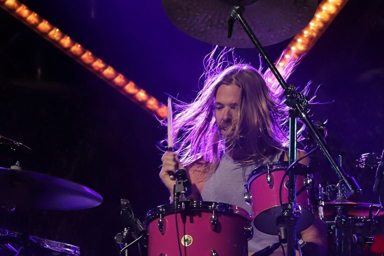 A sólo días de tocar en Chile: Taylor Hawkins, baterista de Foo Fighters, muere en medio de gira por Sudamérica