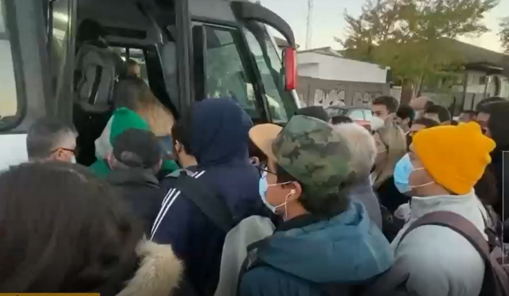 Largas esperas y micros llenas: Pasajeros denuncian un verdadero caos para tomar buses interurbanos