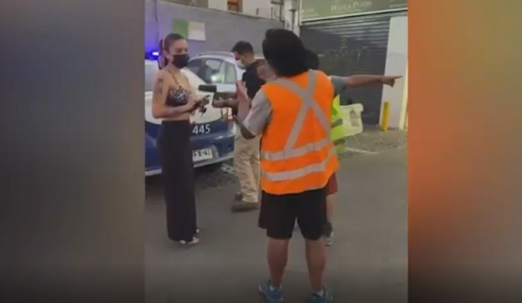 Cobraban $2 mil por vehículo: Cuidadores de autos amenazan a conductora que no quiso pagar estacionamiento