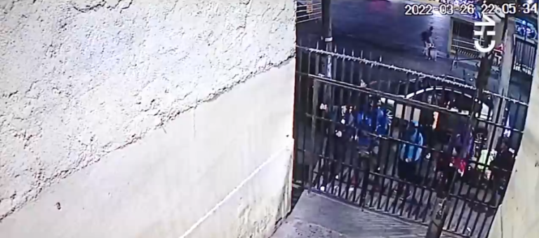 Vecinos de un pasaje en Estación Central fueron atacados por una turba: Derribaron puertas y rejas