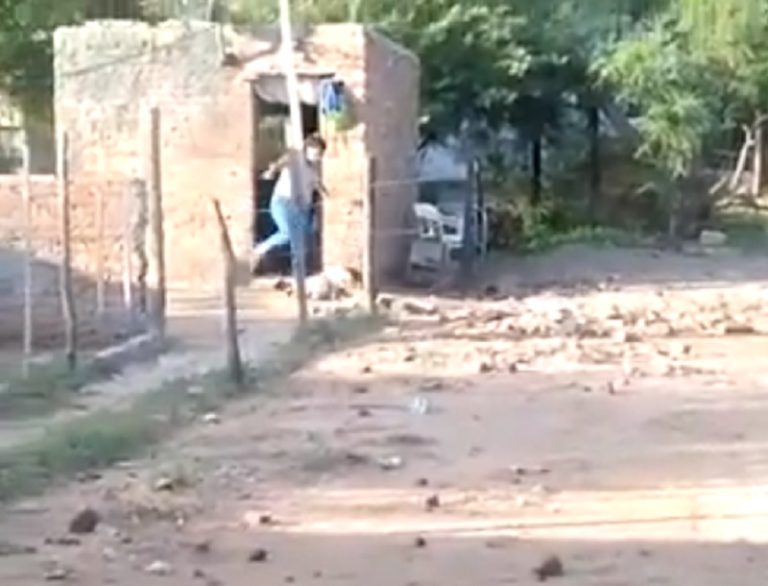 Mujer es detenida tras ser captada pegándole una patada en la cabeza a su guagua de un año