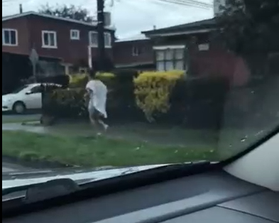 En bata y descalzo: Captan a paciente de hospital corriendo por las calles de Osorno