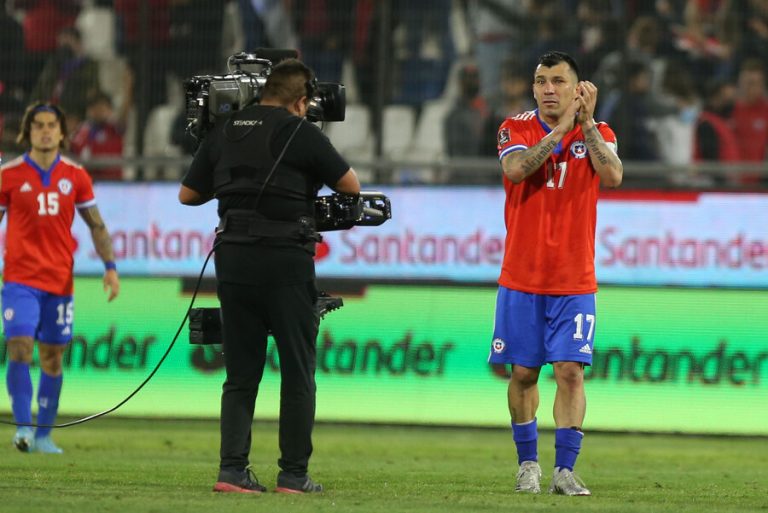 El llanto de Medel tras quedar fuera de Qatar: Descartó dejar La Roja y aseguró que 