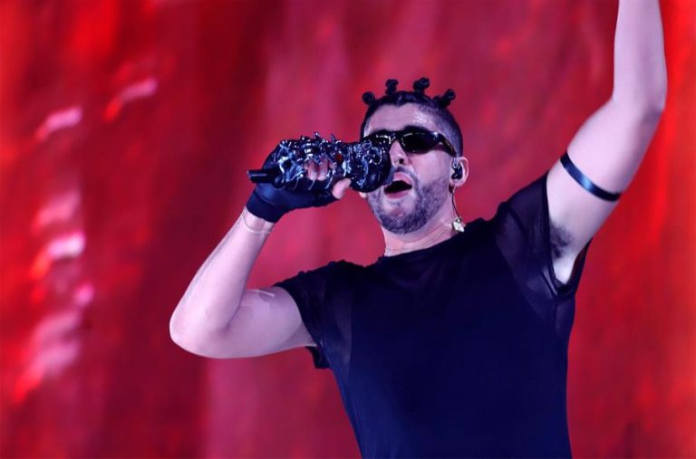 [VIDEO] Bad Bunny sufrió caída en pleno concierto: Siguió adelante con el show desde el suelo