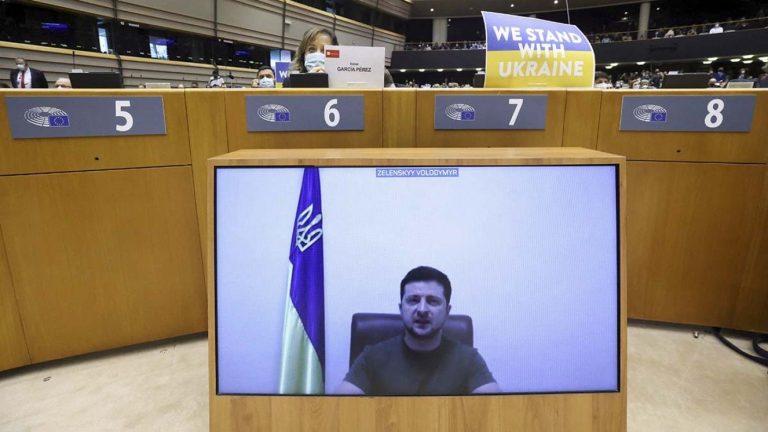 El emotivo discurso de Zelenski que sacó aplausos en el Parlamento Europeo: “No nos dejen solos”