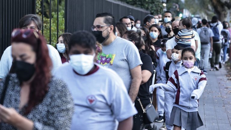 “Pasamos dos años encerrados”: Alumnos vuelven en masa a clases presenciales