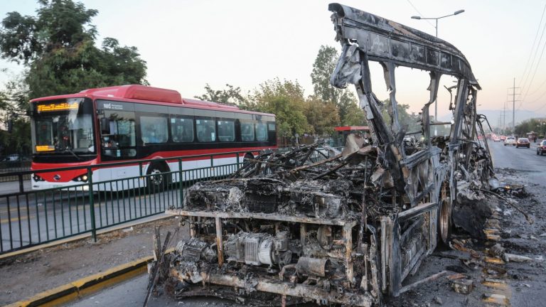 Queman tres buses del Transantiago en Peñalolén; delincuentes luego dispararon contra carabineros