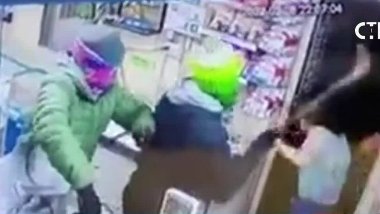 Brutales imágenes: Delincuentes golpean a adultos mayores de 90 y 92 años en Temuco