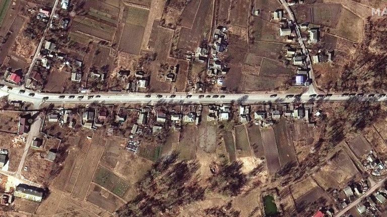 El kilométrico convoy ruso sigue detenido en las afueras de Kiev: así esperan la orden de invadir la capital