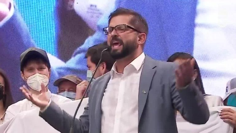 Panel analizó promesas de campaña de Boric: Sueldo mínimo, intervención en la Macrozona y tema inmigración son las urgencias