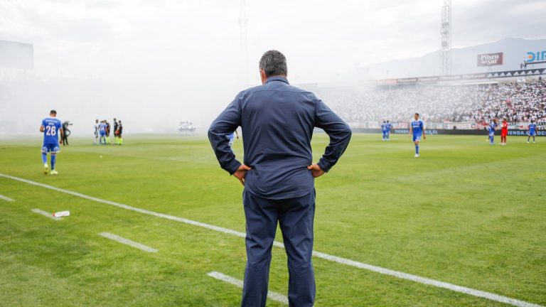 Se remece la U: Santiago Escobar puso su cargo a disposición tras estrepitosa derrota ante Colo Colo