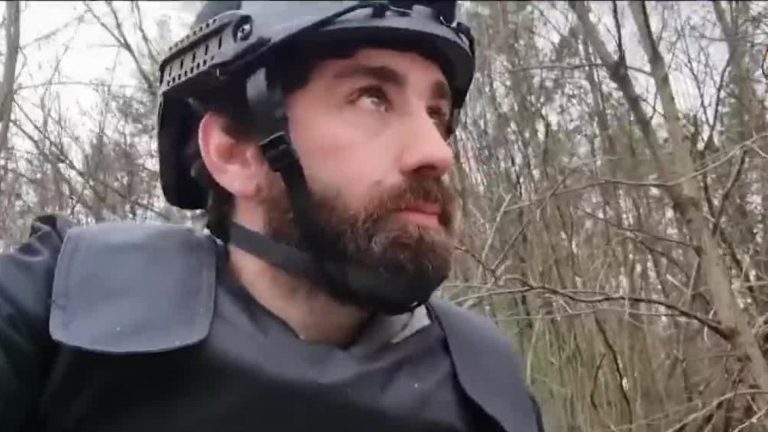 Periodista argentino causó preocupación al quedar atrapado en medio de bombardeo: Rafael Cavada analizó los riesgos extremos de la prensa en medio de la guerra en Ucrania