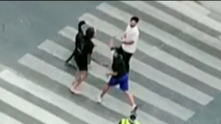 VIDEO: Registran intensa pelea de vecinos en Estación Central por fiestas y ruidos molestos