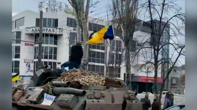 Protesta en Ucrania: Hombre ondeó la bandera sobre un tanque ruso