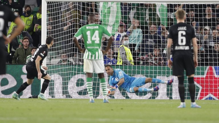 Claudio Bravo evitó una tragedia: El Betis cayó ante el Frankfurt en los octavos de final de la Europa League
