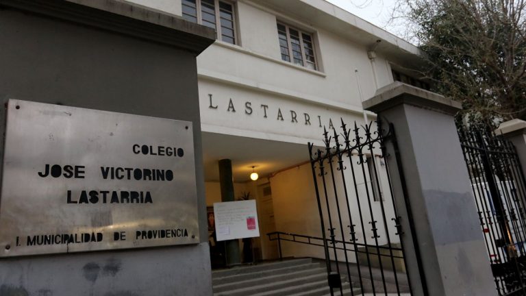 Estudiantes de Providencia protestan en el Liceo Lastarria para denunciar publicación de fotos íntimas