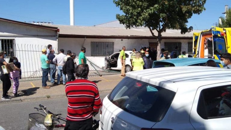 ¡Insólito! Incrustada en un muro así terminó su examen de conducir una mujer en Curicó
