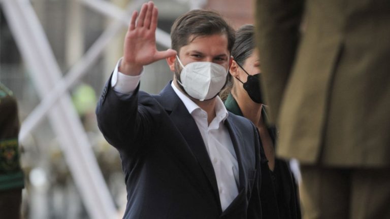 Ni en el Cambio de Mando se olvida de la UC: El gesto de Gabriel Boric a los hinchas de Universidad Católica