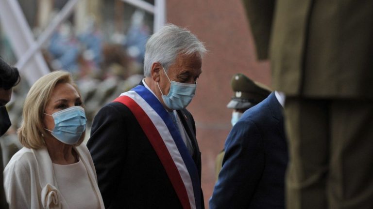 Como un simple ciudadano, entre aplausos e insultos: Así fue la salida de Sebastián Piñera del Congreso Nacional