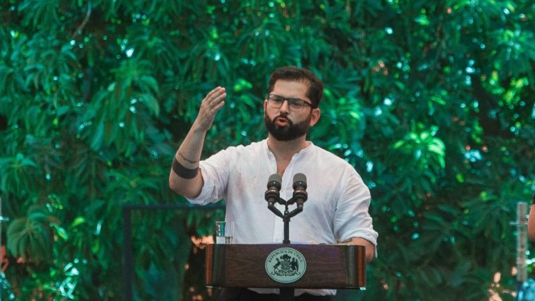 Las duras críticas de Boric a Ricardo Ezzati: “Me molestó verlo en la Catedral; gente que ha actuado como encubridora de graves delitos”