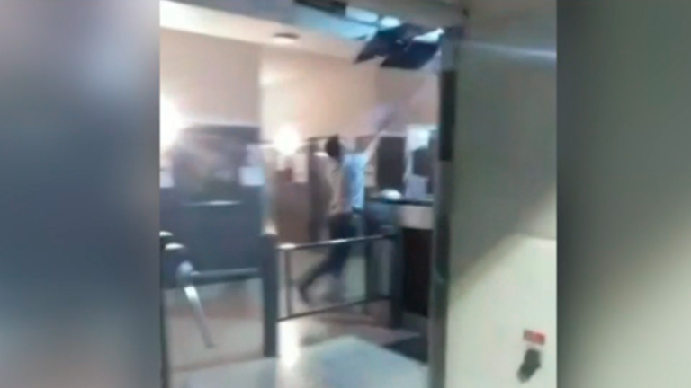 Ataque de ira por xenofobia: Hombre destruyó la concerjería de su edificio