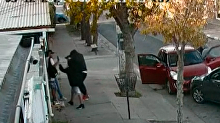 Impactante video: Familia fue asaltada con una metralleta afuera de su casa