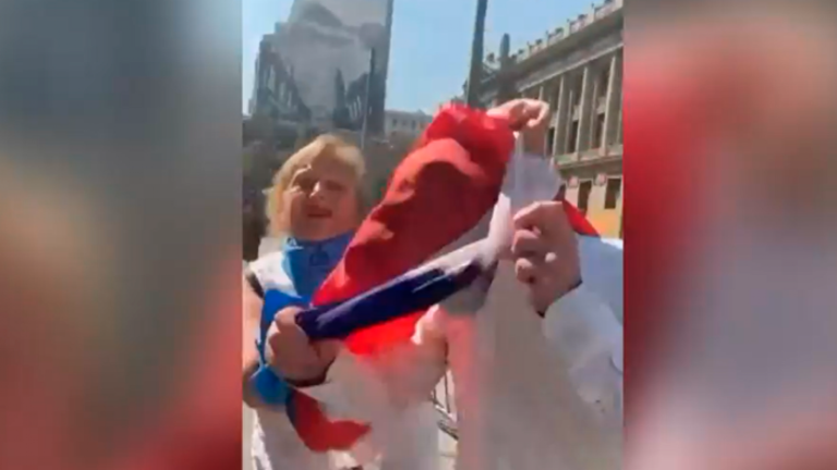 Intentó asfixiarlo con una bandera: Convencional Marcos Barraza fue atacado por una mujer