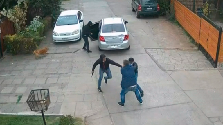 Lo asaltaron y le dispararon: Atacan a un adulto mayor fuera de su casa en La Florida