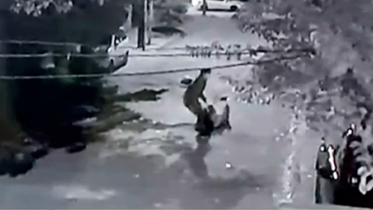 Puso resistencia: Mujer fue arrastrada por joven delincuente al intentar evitar robo