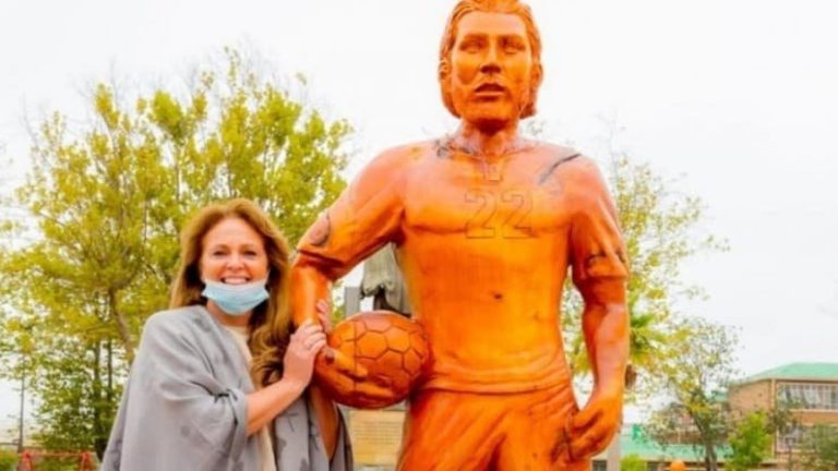 “¡Se pasaron!”: Mamá de Ben Brereton quedó sorprendida con estatua del futbolista en Penco