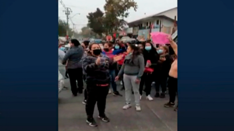 Enorme indignación: Alumnos y padres protestaron por caso de violencia contra niña de cuarto básico