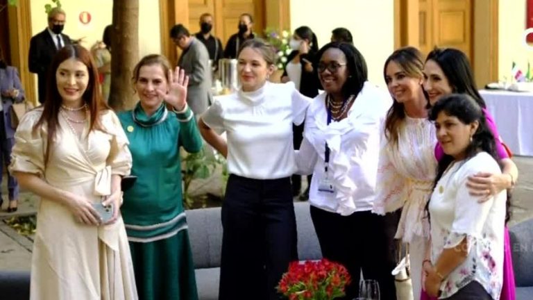 El feminismo se toma La Moneda con la llegada de Irina Karamanos: ¿Cuál es el estilo de la primera dama que promete reformular el cargo?