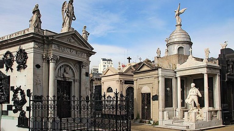 Instaló luz y agua en el panteón: Una mujer argentina se fue a vivir junto a la tumba de su esposo con todas las comodidades