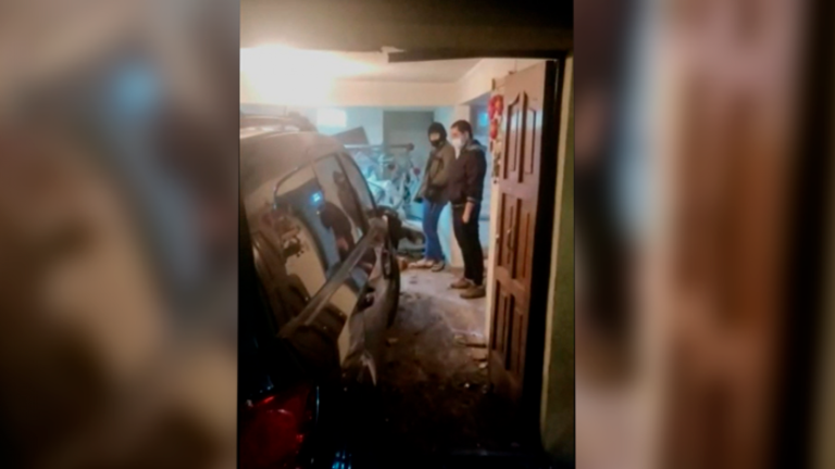 Conductor huyó del lugar: Autó ingresó a toda velocidad al living de una casa
