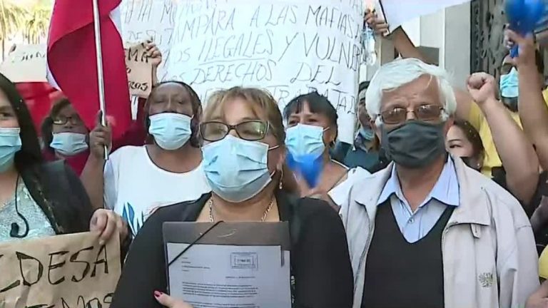 Problemas en el barrio de Gabriel Boric: Ferianos le exigen a Irací Hassler que saque a los 'coleros' de la Feria Esperanza