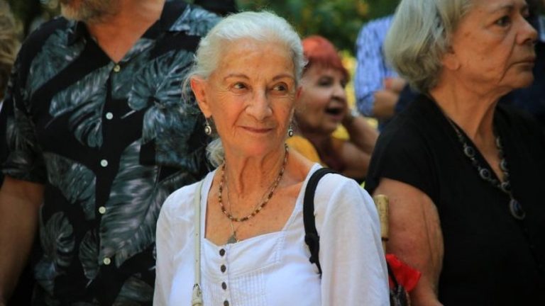 “Nunca imaginé esto, yo no quería venir”: La confesión de Luz Jiménez tras recibir el premio a la trayectoria en los Caleuche 2022.