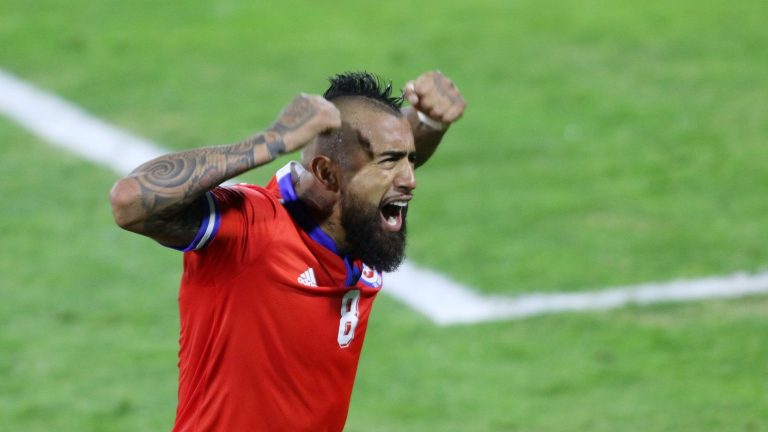 Arturo Vidal le mostró su amor a los hinchas que recibieron a La Roja en Río de Janeiro