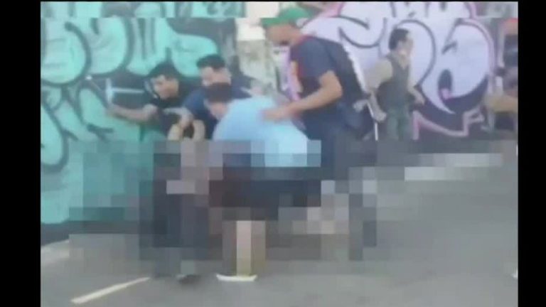 Estudiantes v/s ambulantes: Comerciantes agredieron violentamente a protestantes 