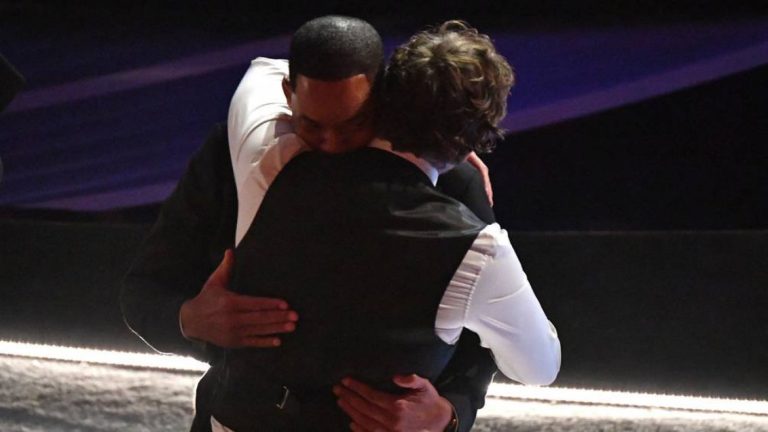 VIDEO | Actores intentaron tranquilizar a Will Smith tras golpear a Chris Rock