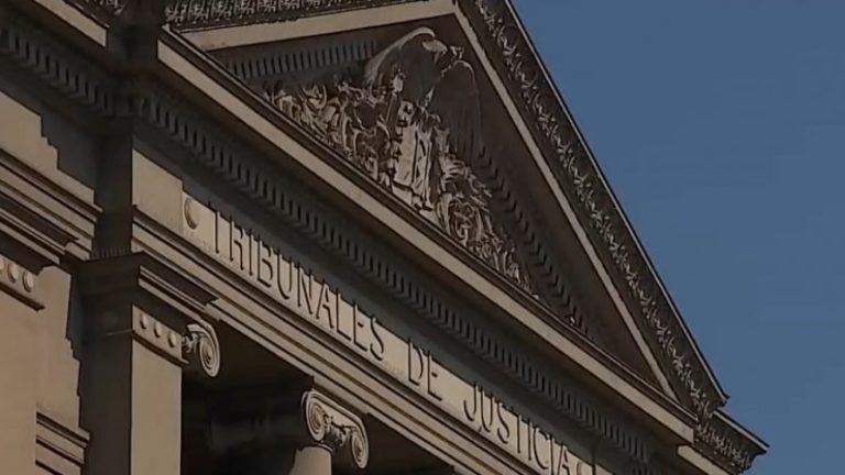 ¡De no creer! Despiden a auxiliar de aseo por no asistir a su trabajo en sus vacaciones y colegio debe pagar 7 millones